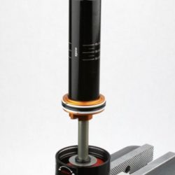 Rock Shox Deluxe -iskarihuolto