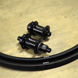 Onyx Classic Boost ISO / Newmen Beskar 30 29/27,5" -kiekot